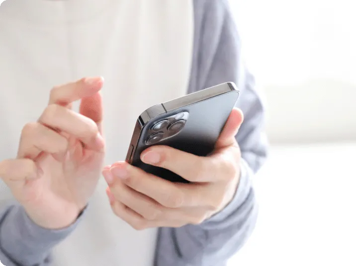 スマートフォンを持っている人の手元