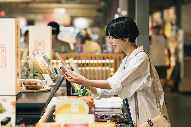 買い物中の女性