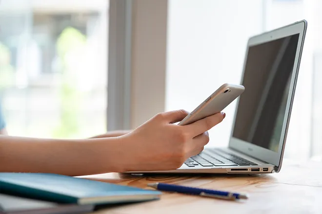 スマートフォンを持つ手元