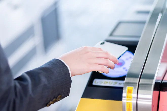 改札を通る手元