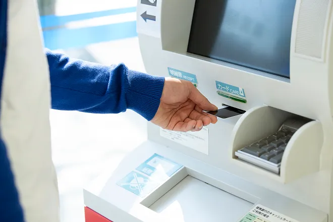 ATMを操作している人物