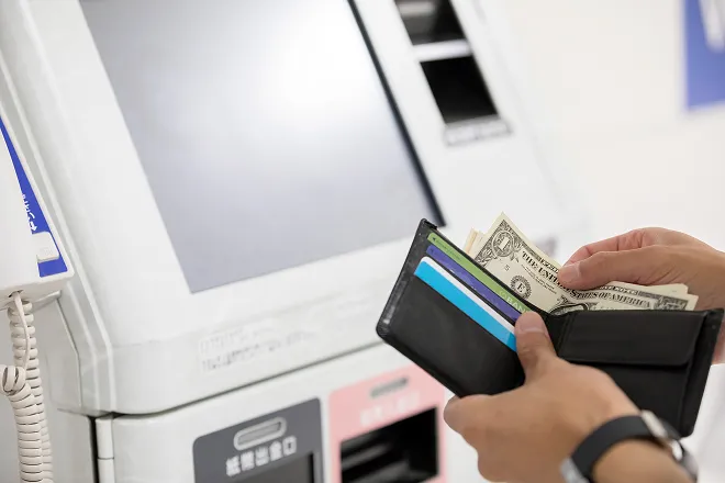 お金を引き出す人物